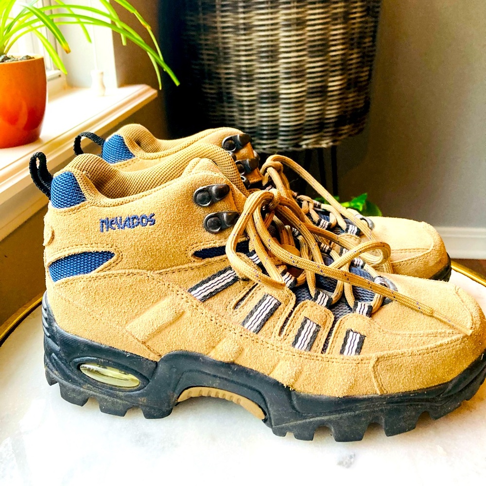Mid hiking boot for women. Gently used.